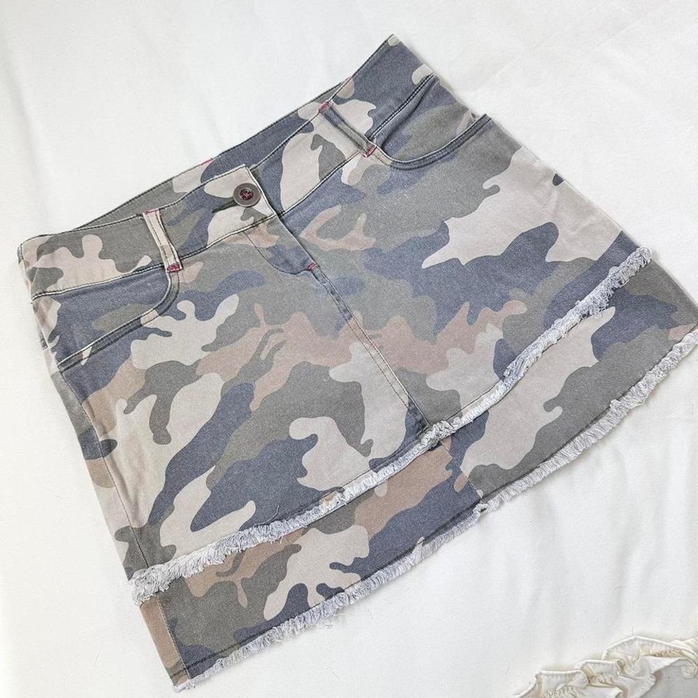 camo mini skirt  Y2K zinc camo mini skirt size 3 low rise‎
